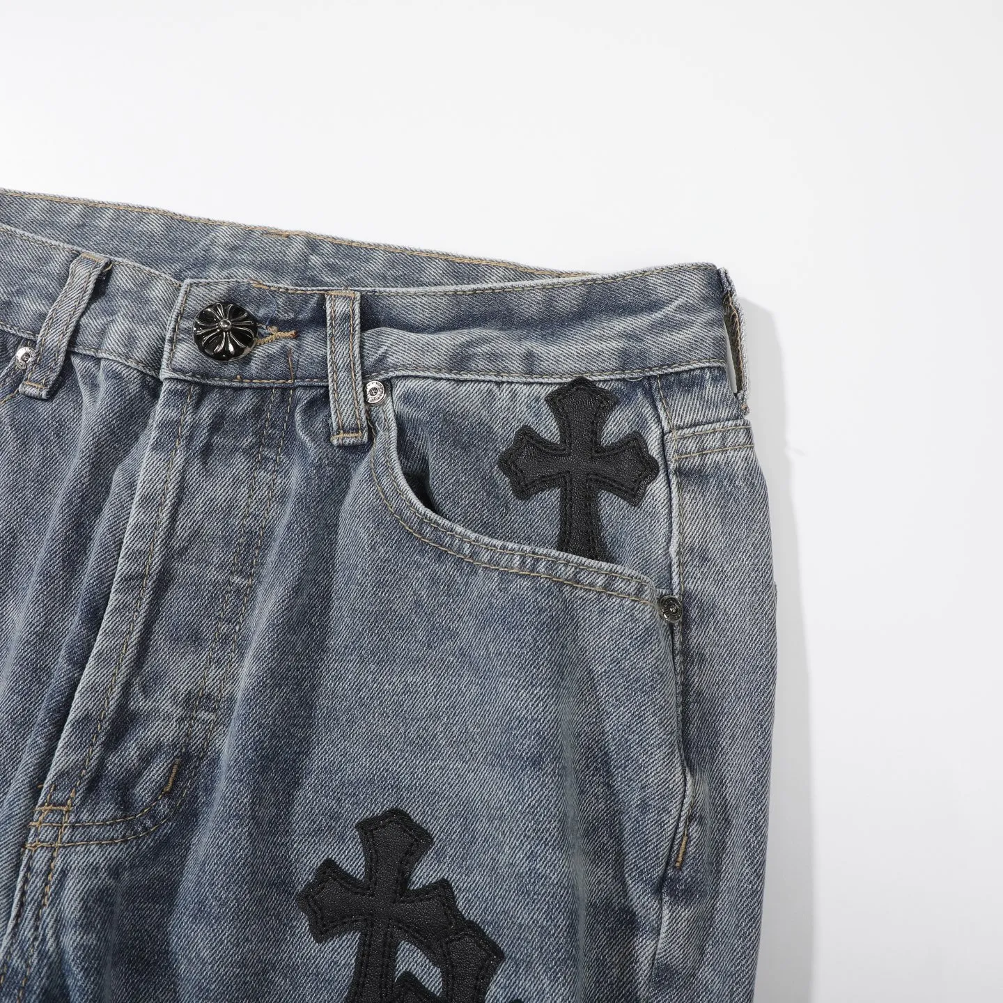 P290 Chrome Hearts Gallery co-branded limited-edition cross-flared flared jeans are a hot item this season and are sought after by countless celebrities and fashionistas. The neat details of the cutting process add color to the playful fashion! The neat and meticulous design, and the well-fitting structure is unique. The upper body not only has outstanding recognition, but also looks younger and younger. A style with the ultimate wearing meaning and performance, gorgeous color matching, and the craftsmanship of this style is also extremely extraordinary. After the finished product is washed, it is disassembled and hand-made with sheepskin cross leather and then spliced ​​together to complete. The whole piece has too many craftsmanship to describe. It is decorated with patchwork cross flowers and high-waisted washed jeans! ! Absolutely high-end luxury product, a god-level single product, a super popular product, made with top heavy industry, a magic weapon that cannot be missed to hit the streets. Size: 28 30 32 34 36 Color: blue